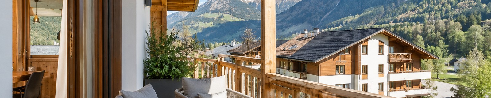 Alpenbalkon mit freiem Blick in die Berge