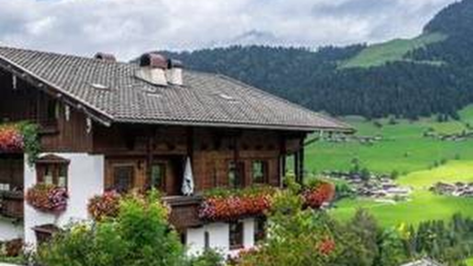 Wohnhaus in alpiner Lage mit Bergkulisse