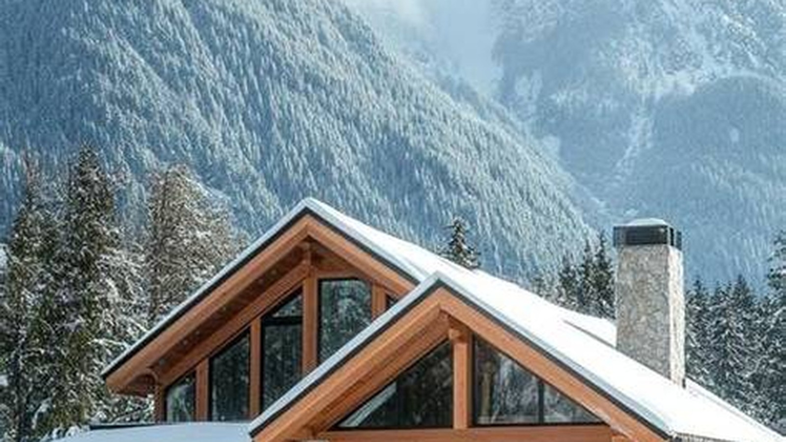 Haus in winterlich-alpiner Umgebung